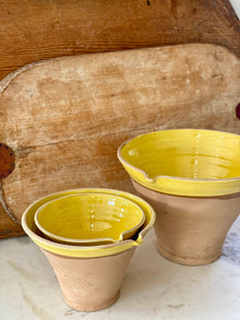  Skålset med tre spillkum i gult, med glaserad insida och obehandlad utsida.