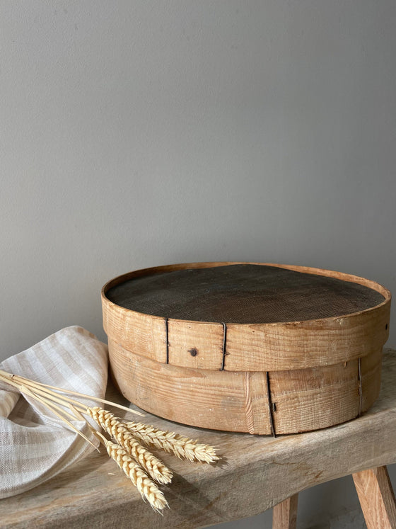Flour sieve 'No 20' vintage